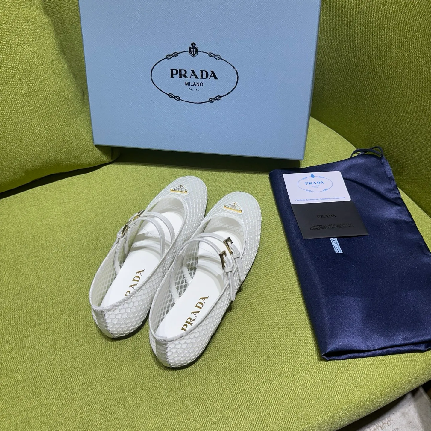 👟👟Ex-factory price 500👟👟 Prada 25ss new style for early spring🔥🔥✨ 🌟 Recommended by major bloggers in Xiaohongshu, developed 1-1 to highlight classic charm. Open molded outsole. Imported mixed breed sheep lining. These ballet flats have a feminine silhouette and classic details for a sophisticated and timeless style. The mesh fabric is reinterpreted with lace patterns, which is delicate and unique. The upper is embellished with a narrow band and an engraved logo metal buckle. Enamel-coated triangular metal logo. 5mm one-piece rubber sole, decorated with hot-stamped logo. Code number: 35 to 42 (40-42 customized, non-refundable)